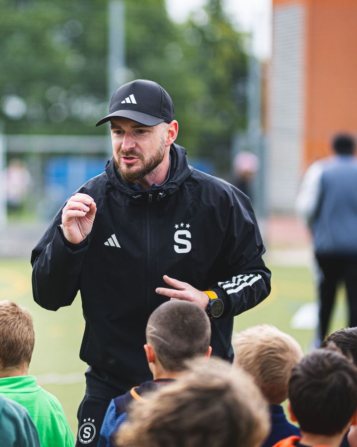 Martin Hejno vysvětluje skupině dětí na hřišti